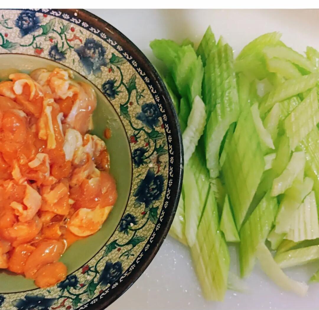 鸡肉炒芹菜伤元气?