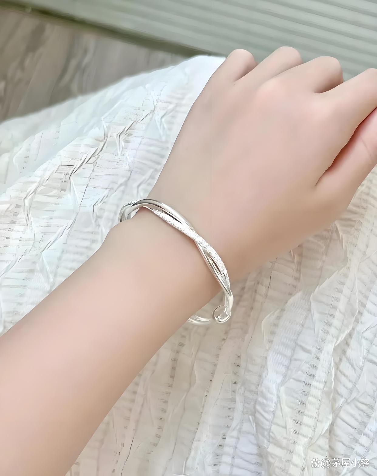 男孩带银手镯带左手还是右手