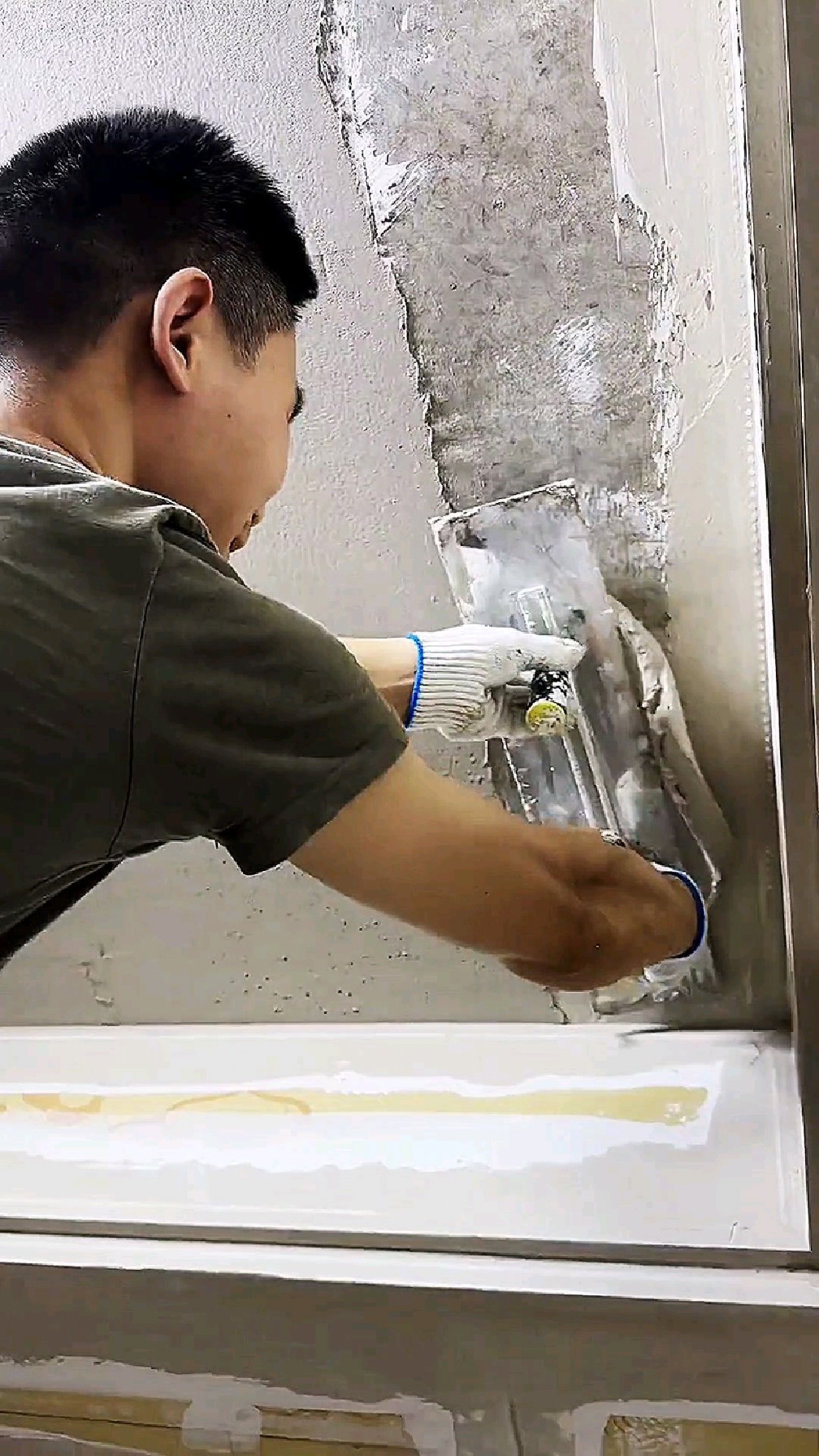 刮腻子手法技巧视频天花板